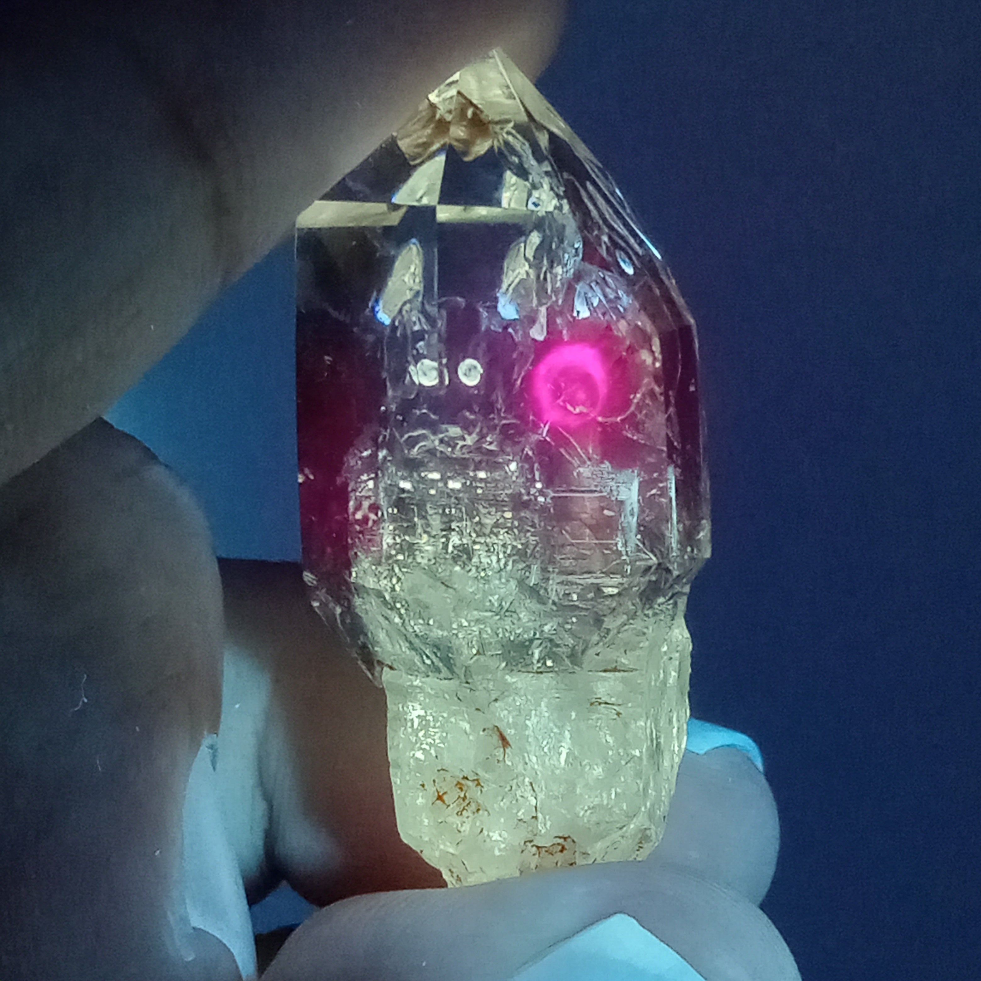 Petroleum Enhydro Quartz with Two UV-Reactive Moving Bubbles