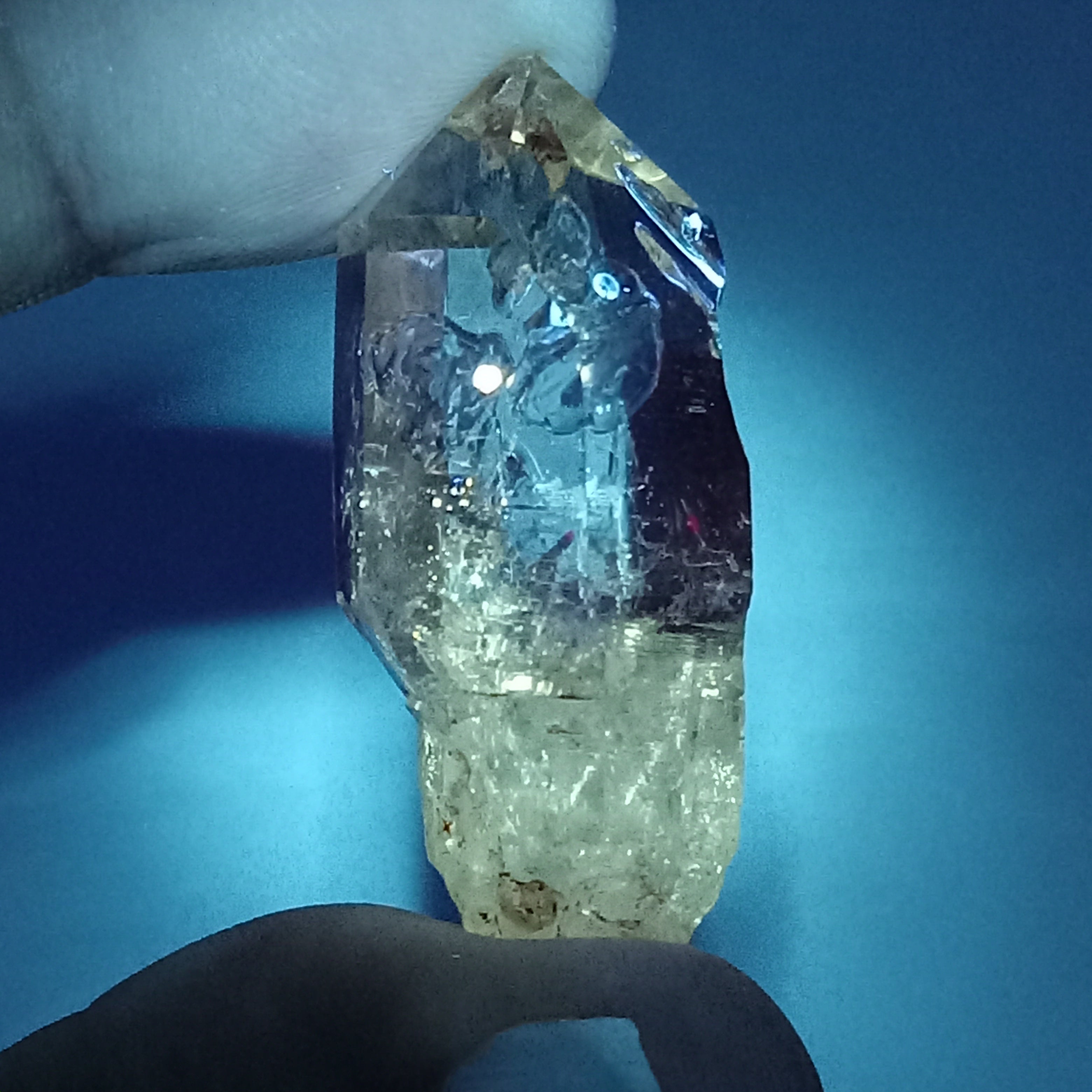 Petroleum Enhydro Quartz with Two UV-Reactive Moving Bubbles