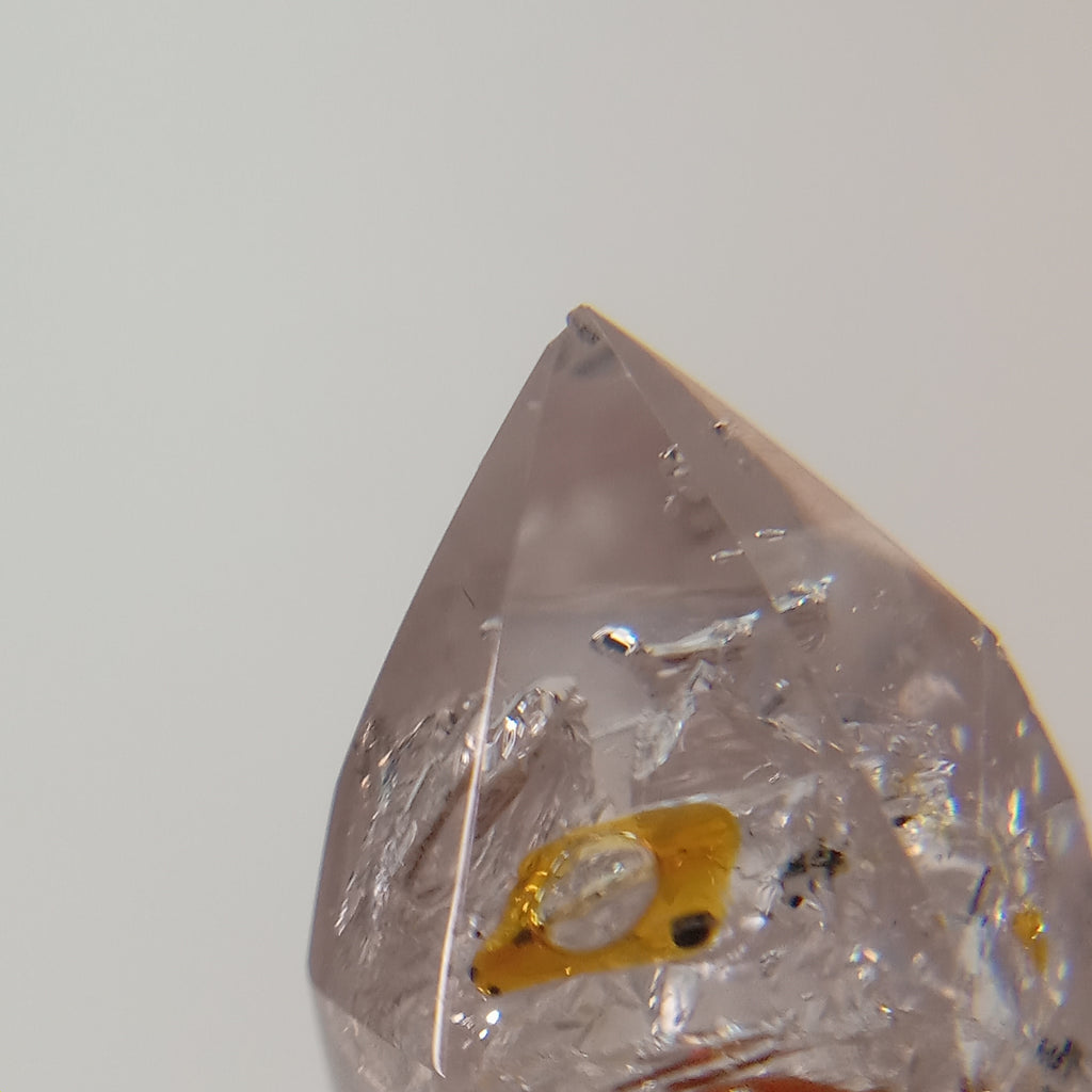 Petroleum Enhydro Quartz with Multiple Moving Inclusions and UV-Reactive Oil Chambers