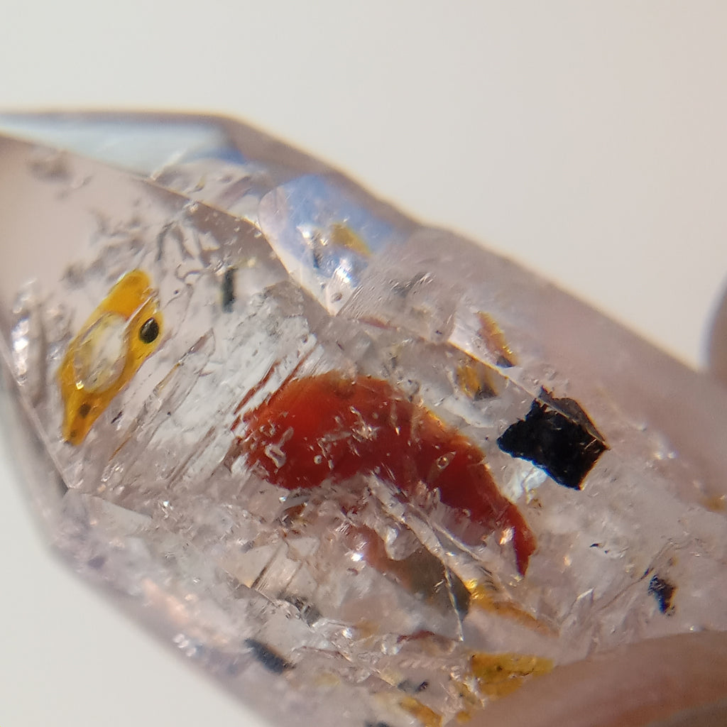 Petroleum Enhydro Quartz with Multiple Moving Inclusions and UV-Reactive Oil Chambers