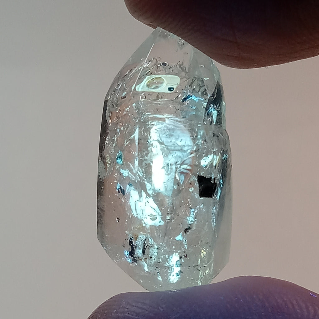 Petroleum Enhydro Quartz with Multiple Moving Inclusions and UV-Reactive Oil Chambers