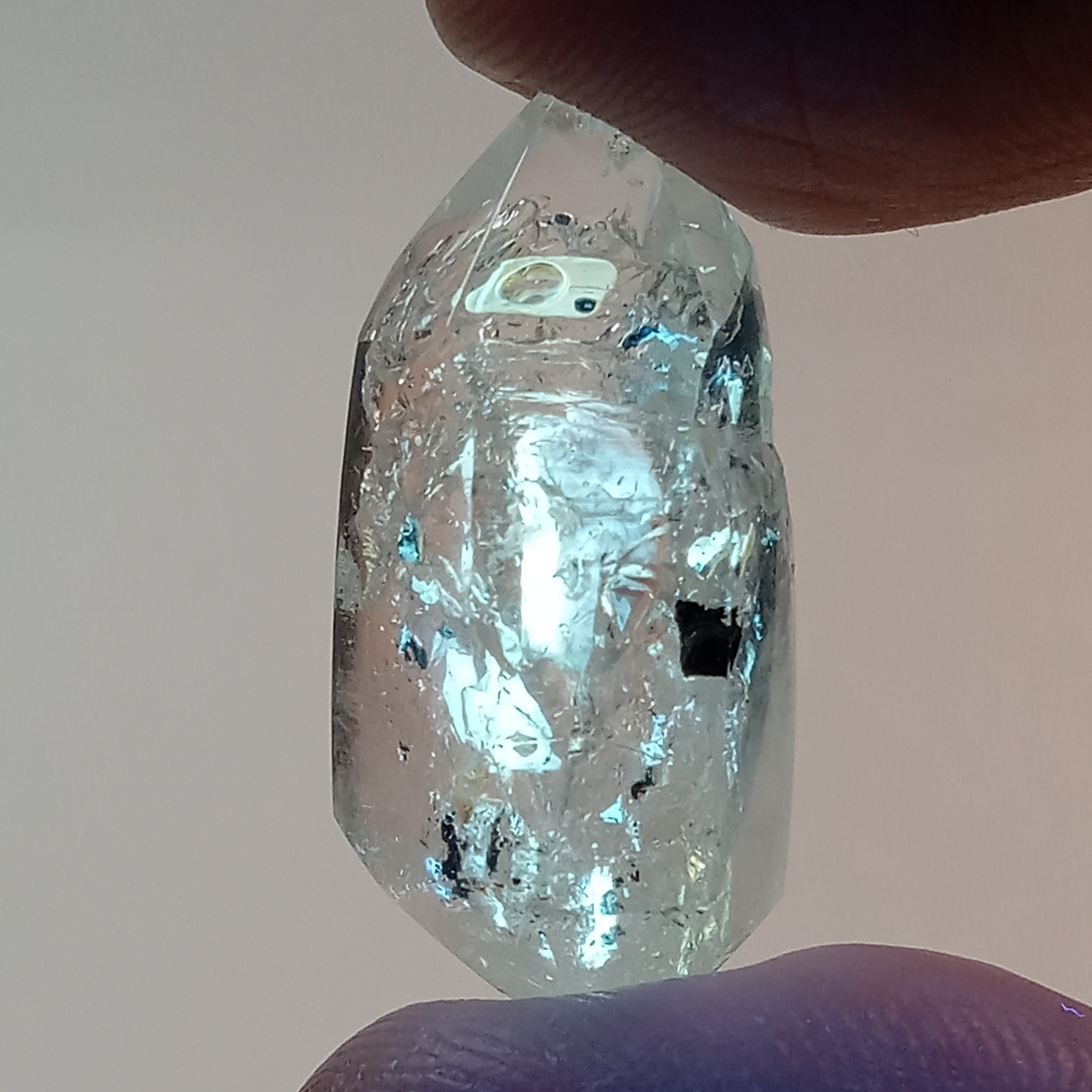Petroleum Enhydro Quartz with Multiple Moving Inclusions and UV-Reactive Oil Chambers